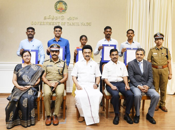 17 காவல் துணைக் கண்காணிப்பாளர் பணி நியமன ஆணைகளை முதலமைச்சர் மு.க.ஸ்டாலின் வழங்கினார்